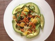Una foto de ensalada de lechuga escarola