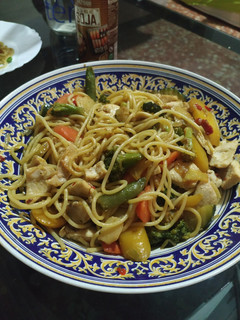 Una foto de Wok de noodles y pollo 🍜