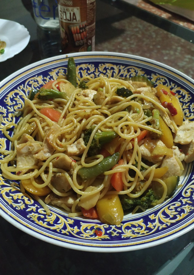 Una foto de Wok de noodles y pollo 🍜