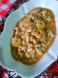 Una foto de Alubias blancas con langostinos, gambas y cigalitas
