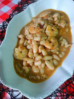 Una foto de Alubias blancas con langostinos, gambas y cigalitas