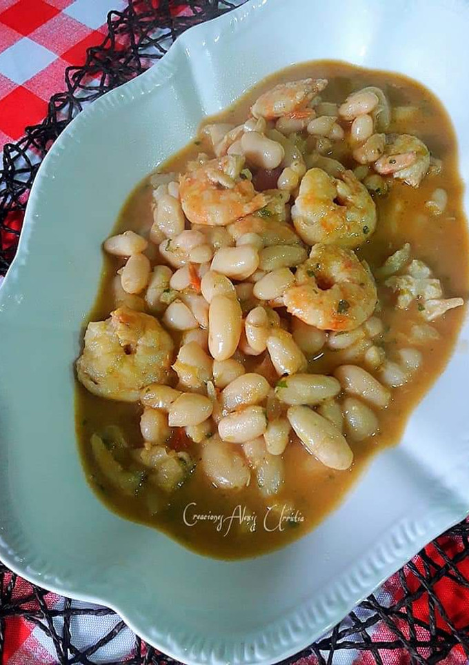 Una foto de Alubias blancas con langostinos, gambas y cigalitas
