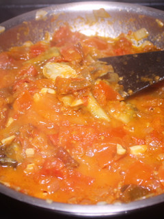 Una foto de Sofrito de tomate con alcachofas