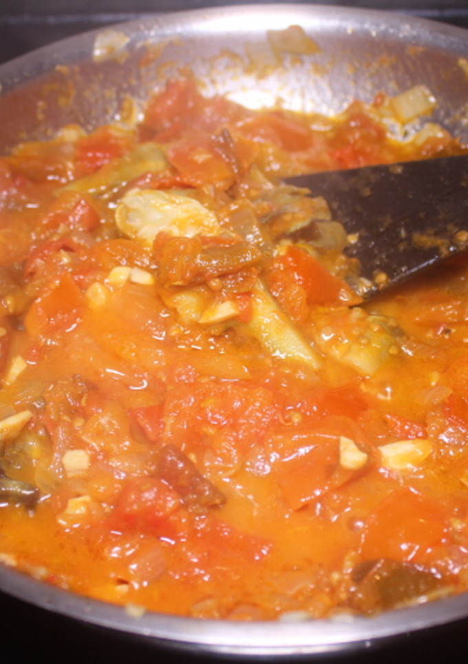 Una foto de Sofrito de tomate con alcachofas