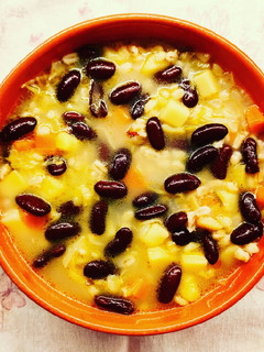 Foto di Zuppetta di fagioli rossi, cavolo cappuccio, orzo e amaranto