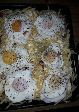 Una foto de Pizza casera con queso papitas y huevos fritos