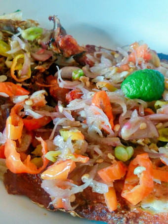 Bagaimana Menyiapkan Ikan geprek sambal matah (sere/terasi bawang) Irit Untuk Jualan