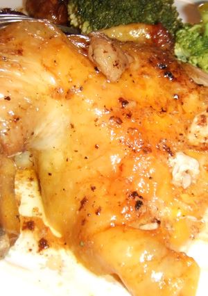 Una foto de Pularda con castañas y mantequilla de naranja