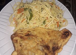Una foto de Marinera o escalope con verduras salteadas y fideos