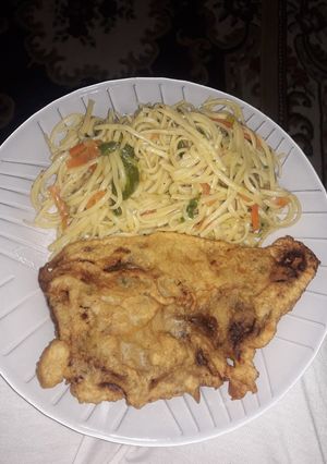 Una foto de Marinera o escalope con verduras salteadas y fideos
