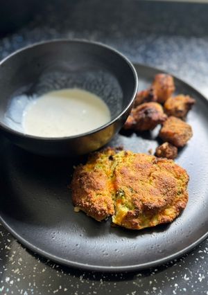 Zdjęcie przepisu Kurczak karaage z placuszkami dyniowymi i sosem majonezowo- jogurtowym.