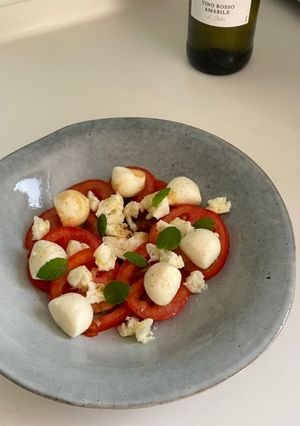 前菜食譜｜卡布里沙拉，番茄佐莫札瑞拉乳酪，義式餐酒館小菜 的食譜成品照片