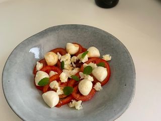 前菜食譜｜卡布里沙拉，番茄佐莫札瑞拉乳酪，義式餐酒館小菜