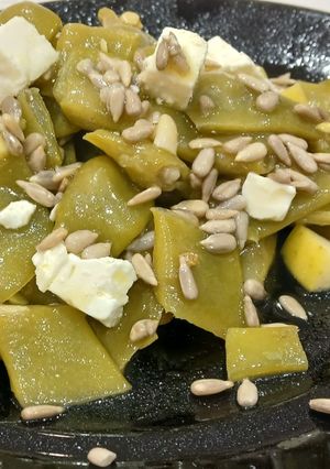 Una foto de Ensalada de Judía Verde Plana, Rulo de Cabra y Manzana Crocante