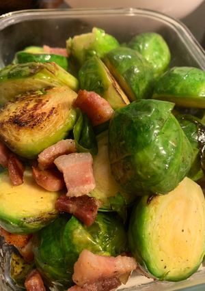 Una foto de Repollitos de Bruselas con tocino ahumado
