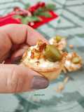 Canapé de queso cottage fundido con cebolla crujiente