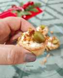 Canapé de queso cottage fundido con cebolla crujiente