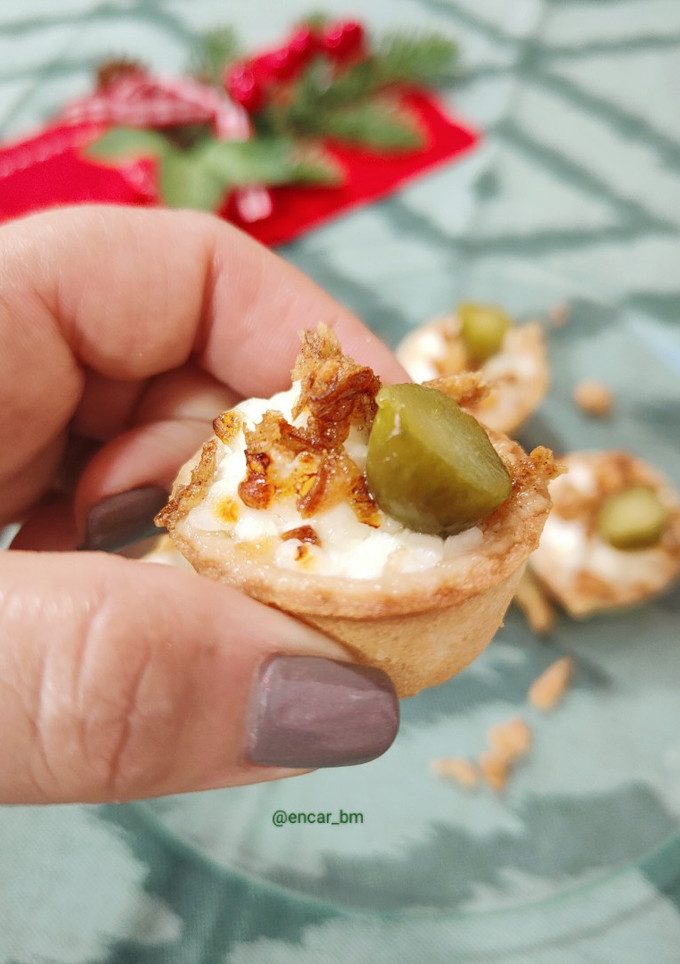 Una foto de Canapé de queso cottage fundido con cebolla crujiente