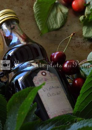 Une photo de Recette antigaspi de vinaigre parfumé à la cerise