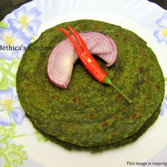 A picture of Palak Lachcha Paratha.
