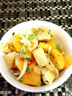 Una foto de Ensalada fresca de plátano verde y mango