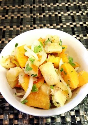 Una foto de Ensalada fresca de plátano verde y mango