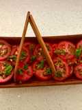 Tomates con capullos de albahaca