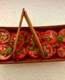 Tomates con capullos de albahaca