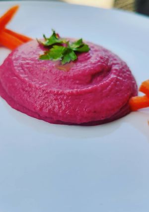 Una foto de Hummus de remolacha