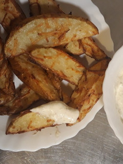 Una foto de Papas deluxe y salsa