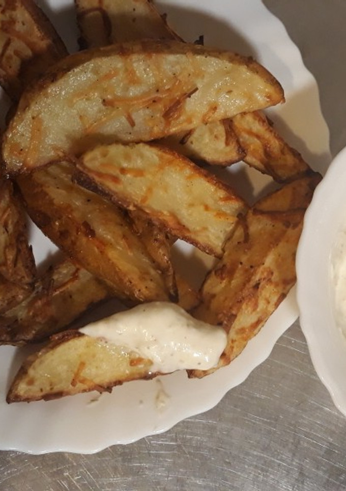 Una foto de Papas deluxe y salsa