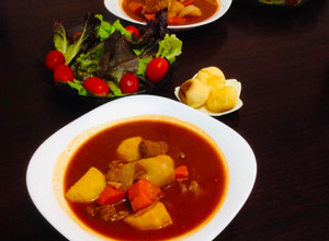 Una foto de Goulash Sopa húngaro Gulyás Japonés GUYASH🇭🇺🇺🇾🇯🇵グヤーシュ