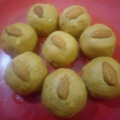 A picture of Besan ke laddoo.