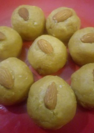 A picture of Besan ke laddoo.