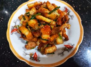 Hình của món Ba chỉ rang cháy cạnh.