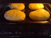 Una foto de pan amasado con margarina