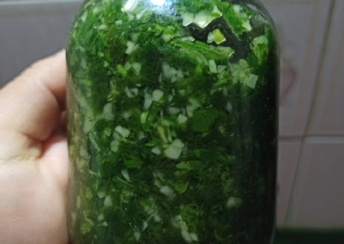 Salsa o conserva de ajo y perejil