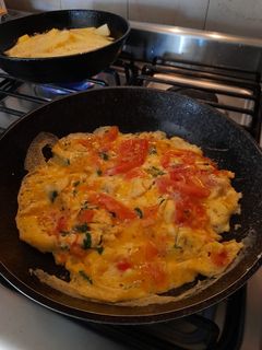 Una foto de Desayuno delicioso! Huevos revueltos con tomate 🍅🍳