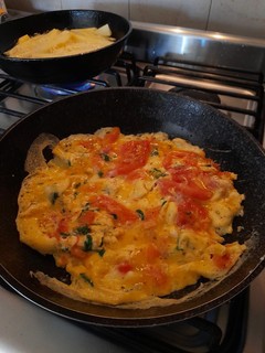 Una foto de Desayuno delicioso! Huevos revueltos con tomate 🍅🍳