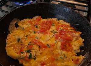Una foto de Desayuno delicioso! Huevos revueltos con tomate 🍅🍳
