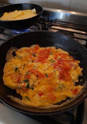 Una foto de Desayuno delicioso! Huevos revueltos con tomate 🍅🍳