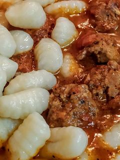 Una foto de CAZUELA🍲De Albóndigas de Pollo con Ñoquis...!