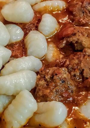 Una foto de CAZUELA🍲De Albóndigas de Pollo con Ñoquis...!