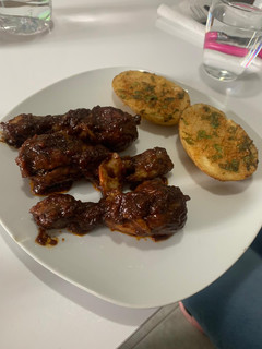 Una foto de Jamoncitos de pollo en salsa de vino tinto