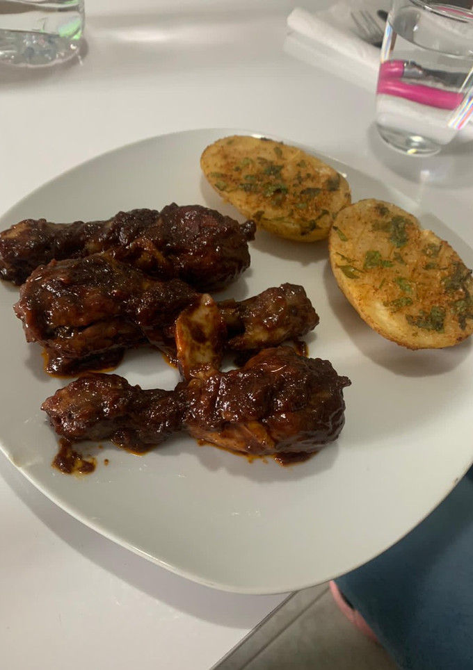 Una foto de Jamoncitos de pollo en salsa de vino tinto