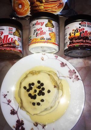 Una foto de Tortitas de avena sabor galleta de dinosaurio rellenas de crema kinder