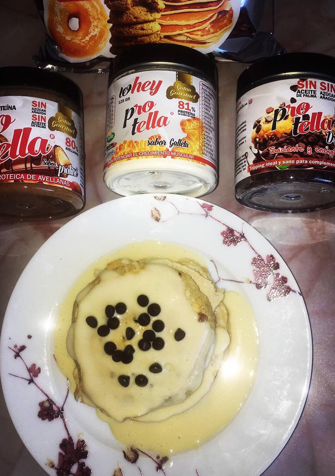 Una foto de Tortitas de avena sabor galleta de dinosaurio rellenas de crema kinder
