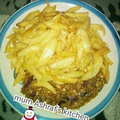 A picture of Potatoe wit egg sauce.
