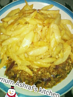 A picture of Potatoe wit egg sauce.