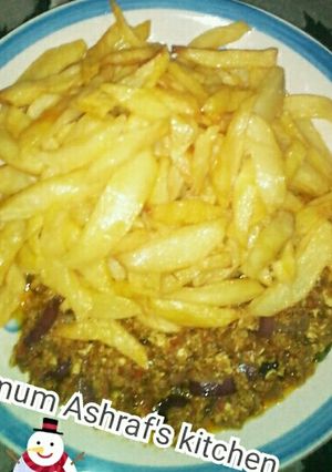 A picture of Potatoe wit egg sauce.
